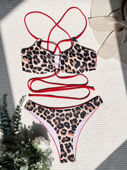 Der zweiteilige Bikini mit Leopardenmuster