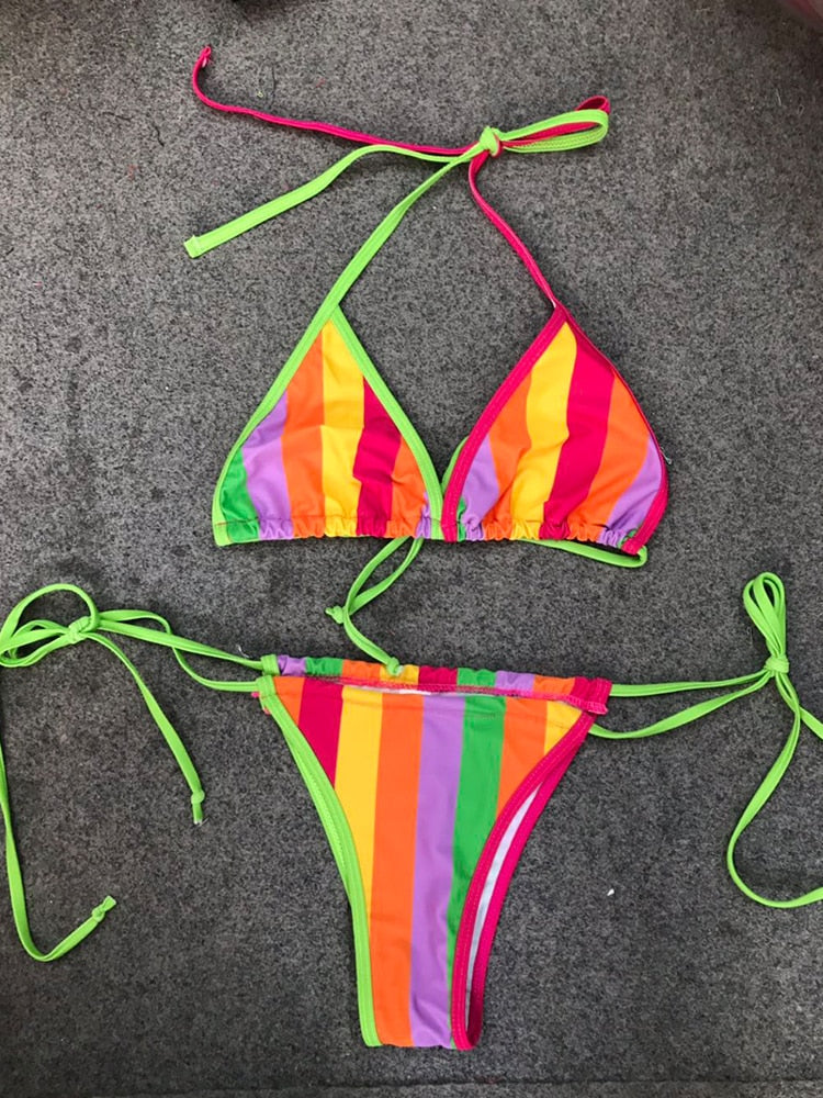 Bikini de patchwork con colores contrastantes