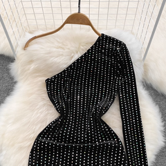 Modisches Kleid mit schrägen Schultern und hohem Schlitz in Rautenform