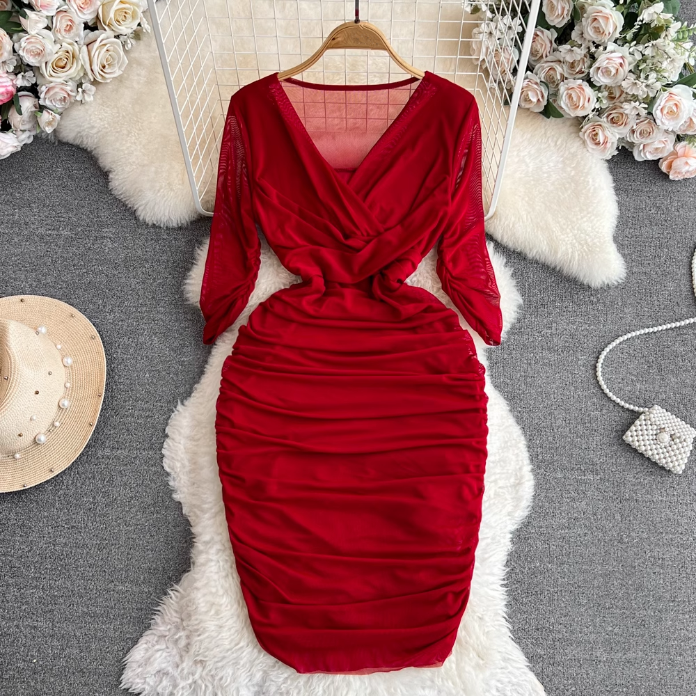 Mittellanges Plissee-Netzkleid mit Fünfviertelärmeln und V-Ausschnitt