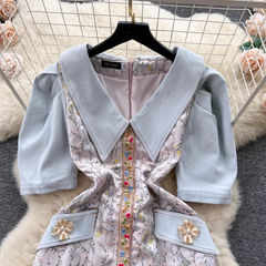 Leichtes Luxus-Denim-Spleißen mit schwerer Stickerei, schlankes kurzes Kleid für den Sommer