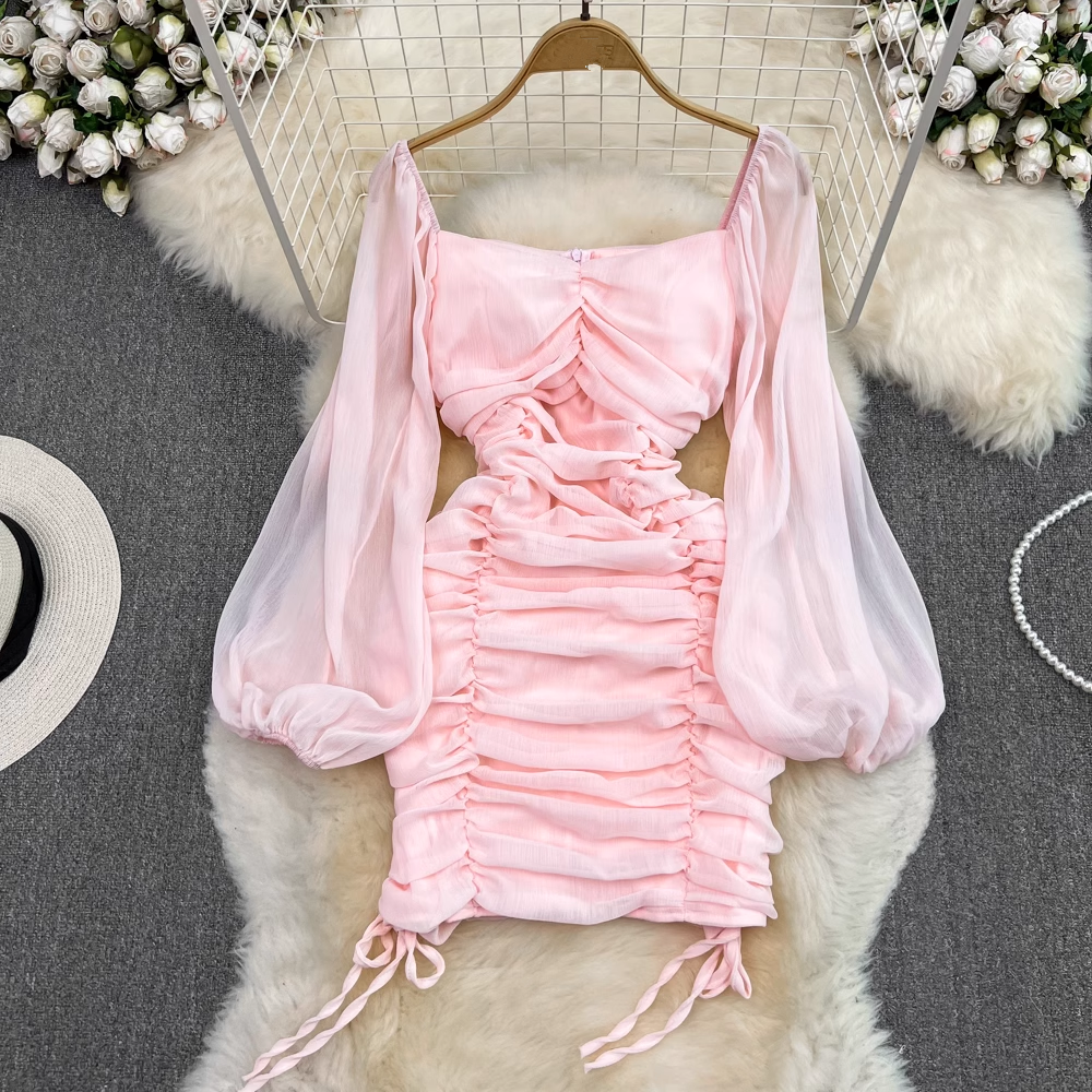 Langärmliges Chiffonkleid mit Laternenmuster, eckigem Ausschnitt, geraffter Taille und Bindegürtel