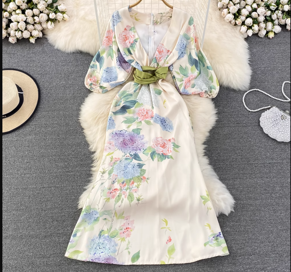 Bedrucktes Kleid mit tiefem V-Ausschnitt im Urlaubsstil