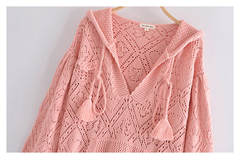 Kurzer rosa Strickpullover mit Kapuze und ausgehöhltem Design