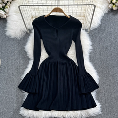 Ausgestelltes, langärmliges Plissee-Strickkleid in A-Linie