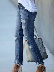 Vaqueros desgastados con dobladillo sin rematar y bolsillos