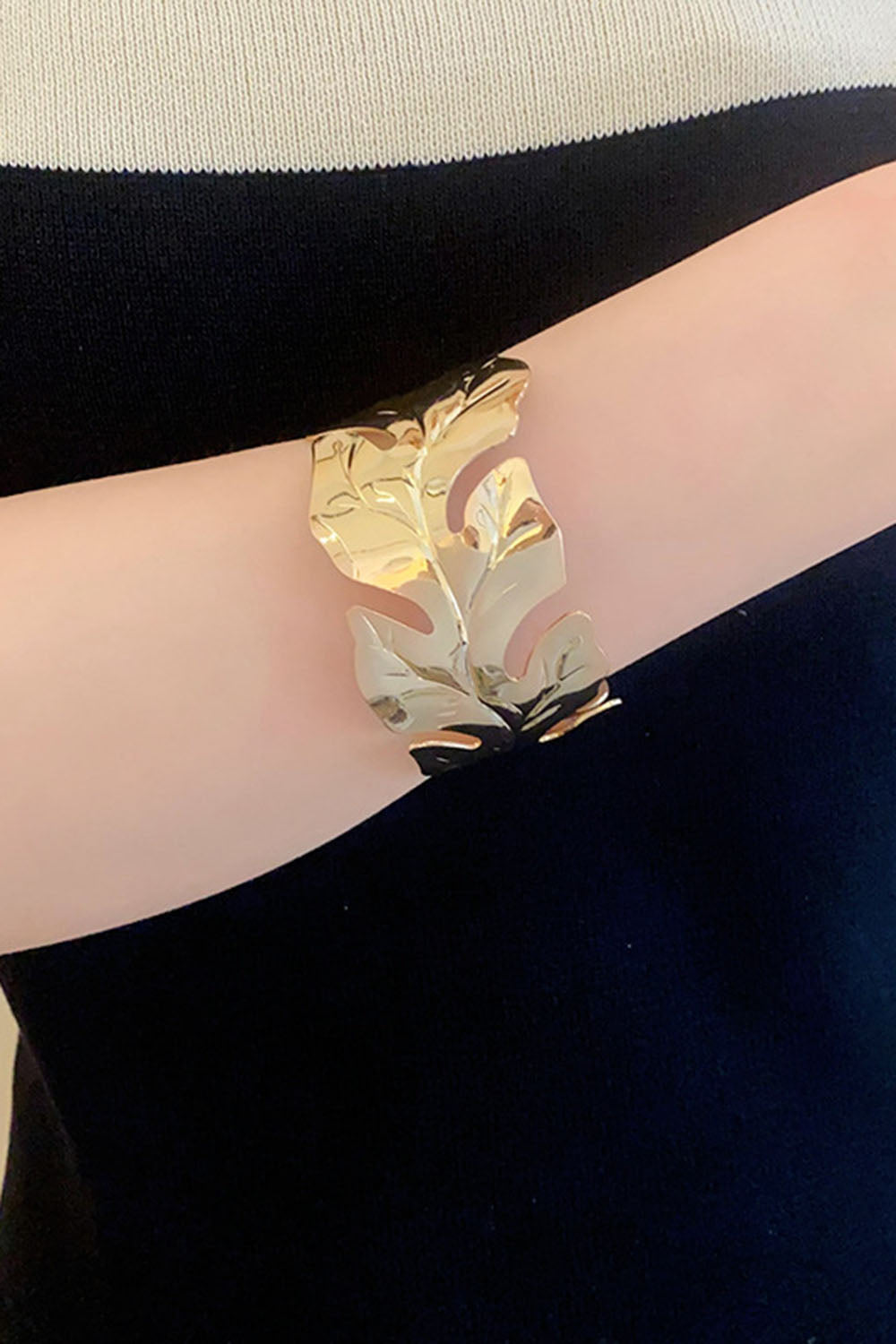 Hollow Out Flower Leaves Alloy Cuff Bracelet - Gold