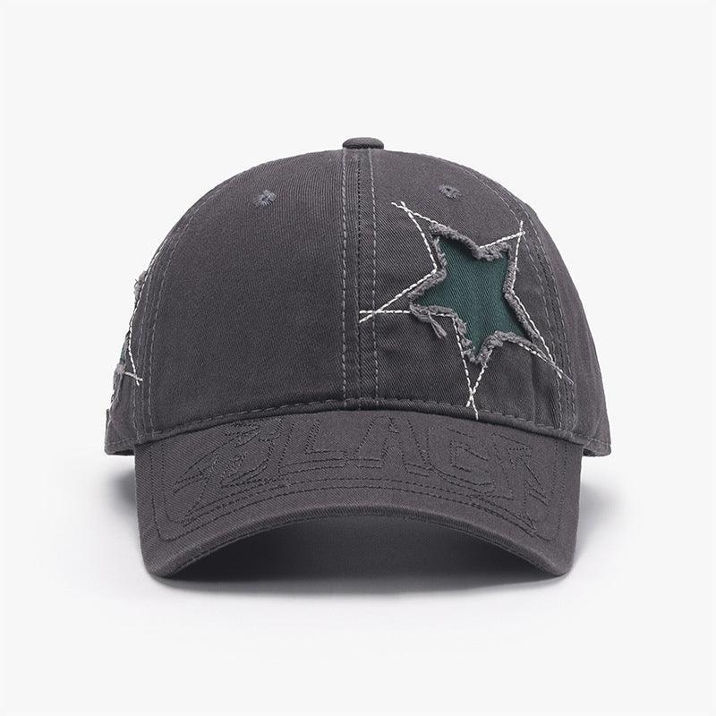 Gorra ajustable con dobladillo sin rematar y estrella