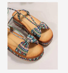 Sandalias étnicas con plataforma y tiras en el tobillo de estilo bohemio