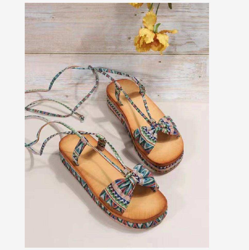 Sandalias étnicas con plataforma y tiras en el tobillo de estilo bohemio