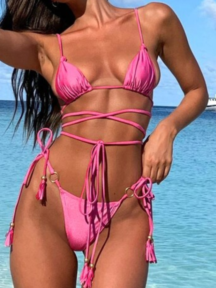 Der zweiteilige Bikini mit tropischer Taille