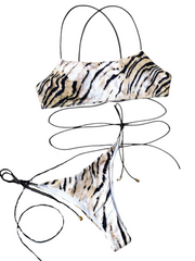 Der zweiteilige Bikini mit Tiger-Print