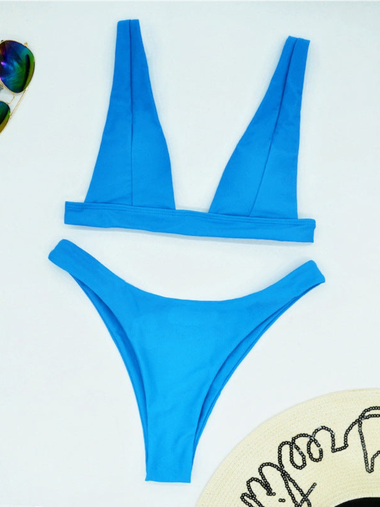 Einfarbiger Bikini mit Schlitz