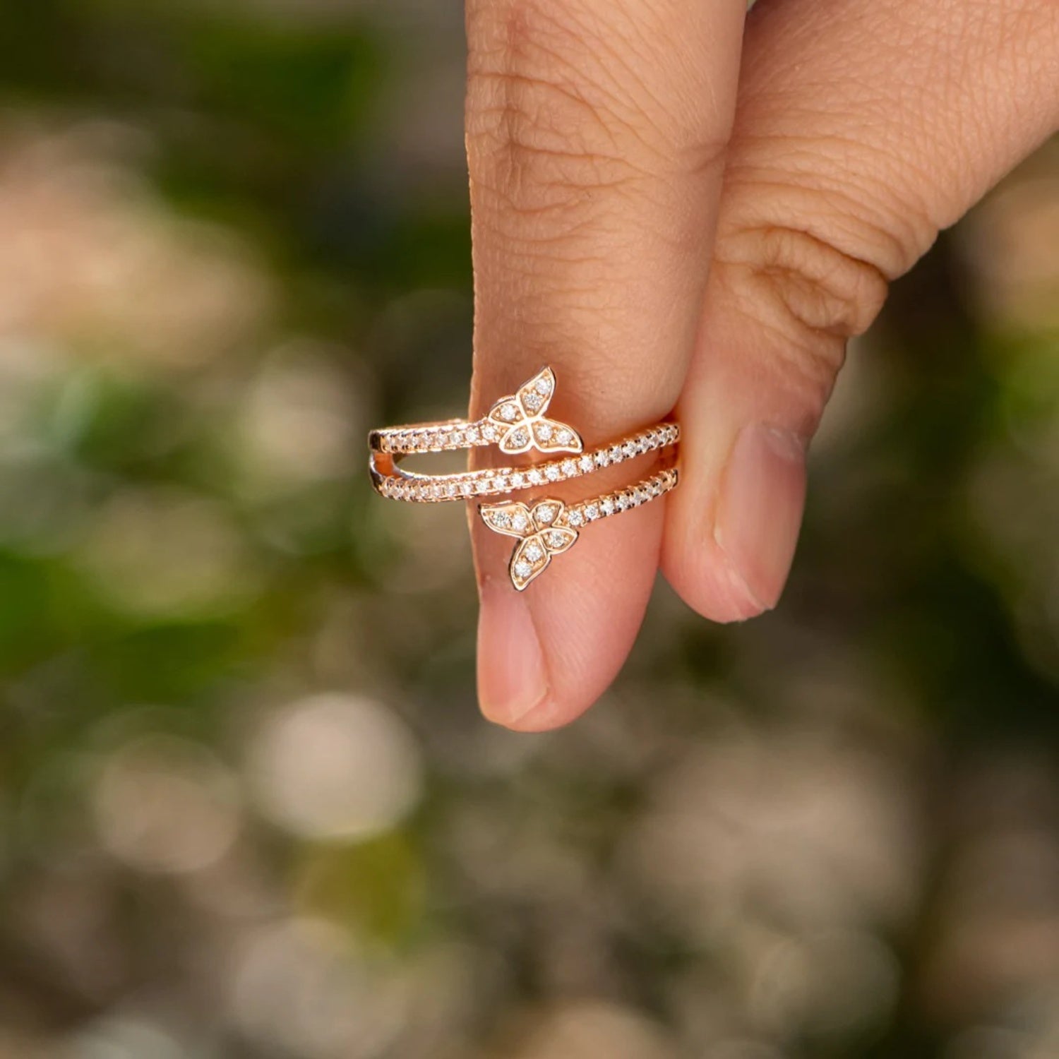 Anillo de mariposa con circonitas incrustadas en plata de ley 925