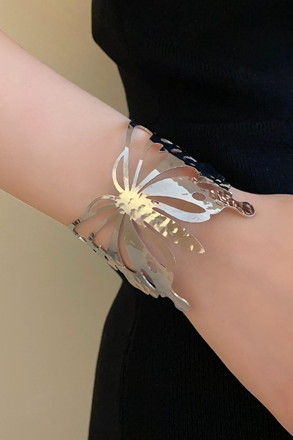 Hollow Out Flower Leaves Alloy Cuff Bracelet - Gold