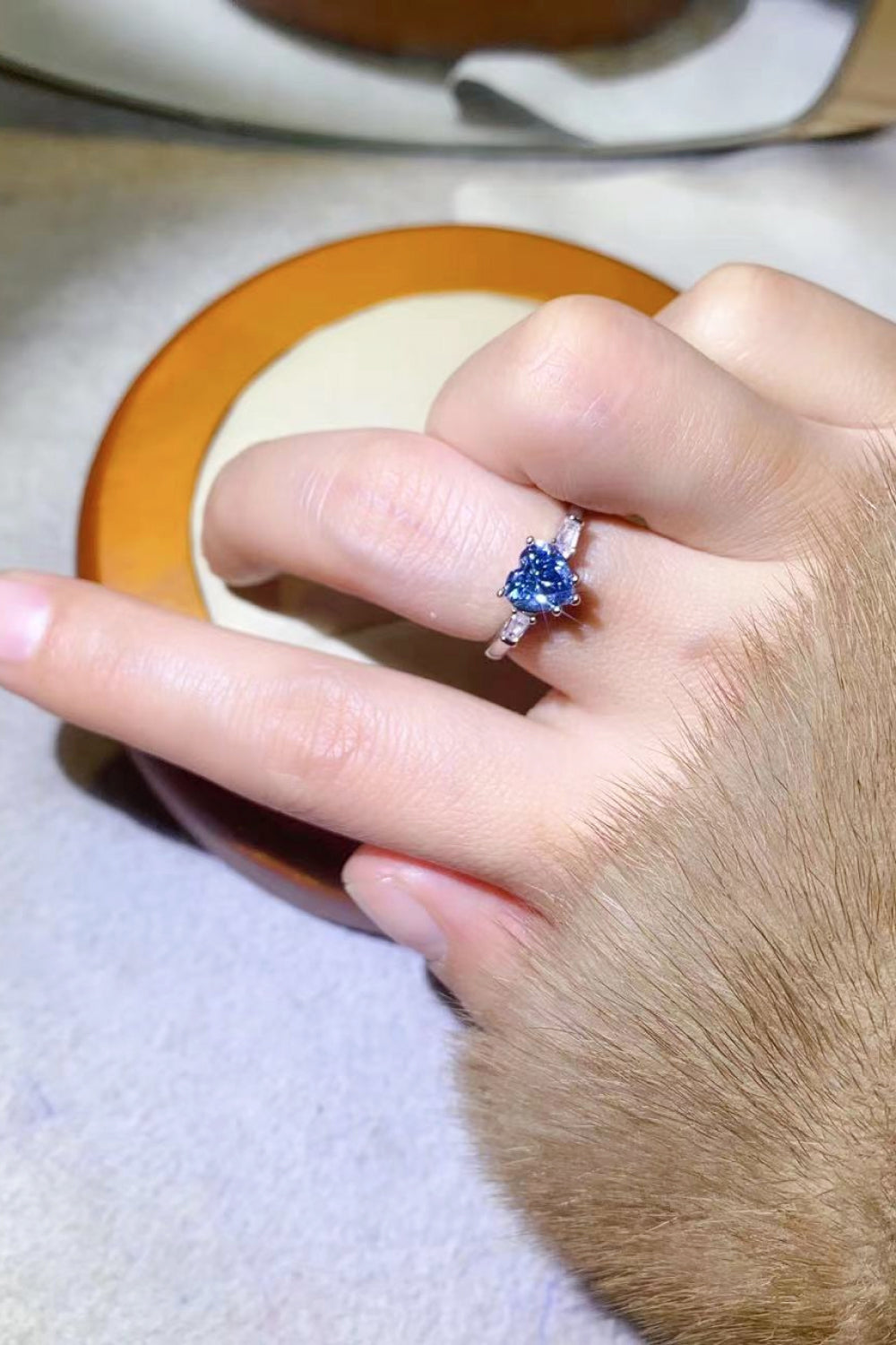 Herzförmiger platinierter Ring mit 1 Karat Moissanit in Blau