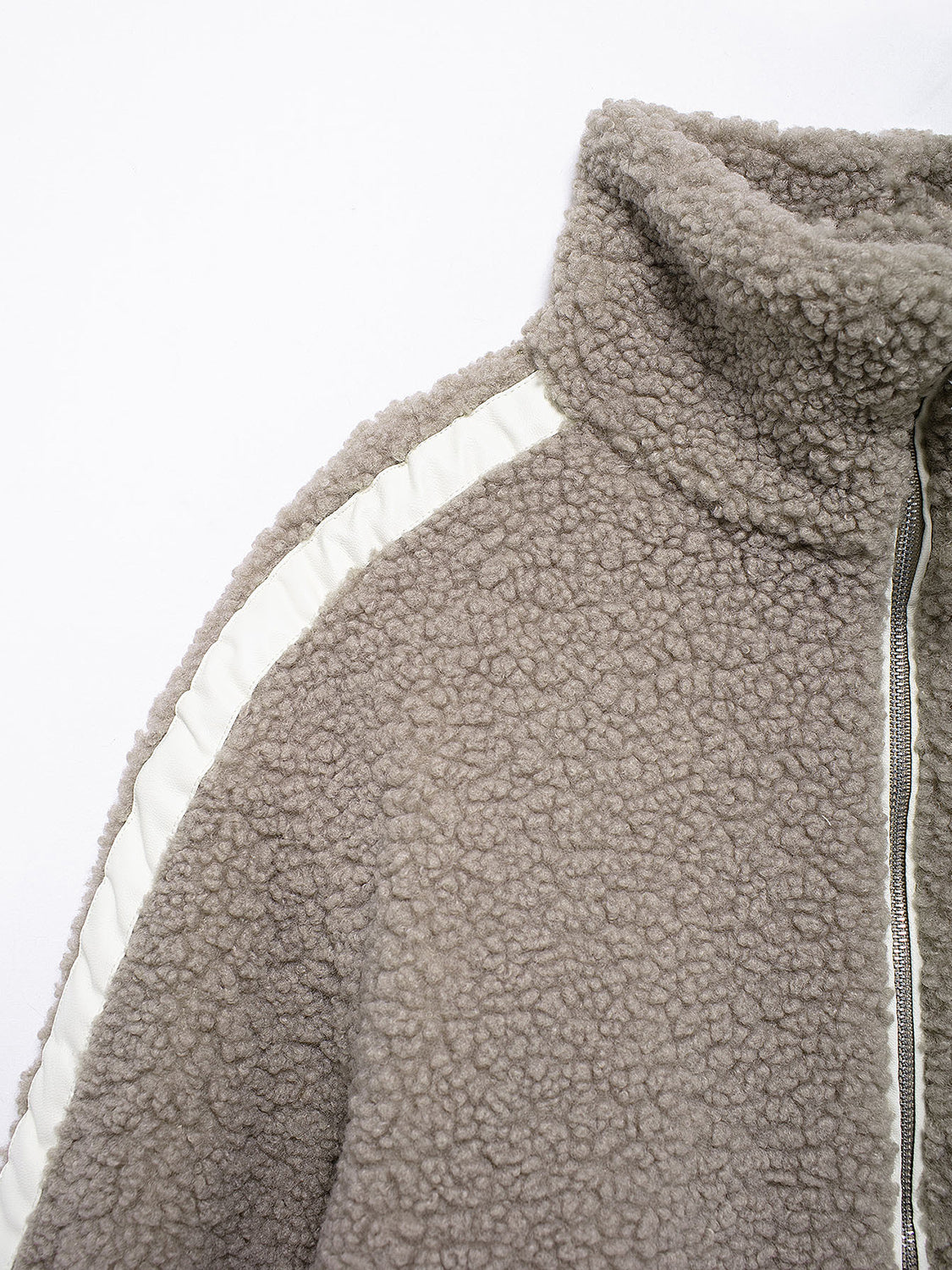 Plüschjacke mit Rollkragen und langen Ärmeln und Reißverschluss