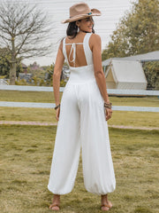 Rückenfreier Jumpsuit mit weitem Bein und breiten Trägern