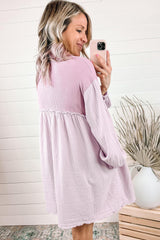Vestido mini con cuello abotonado y hombros caídos
