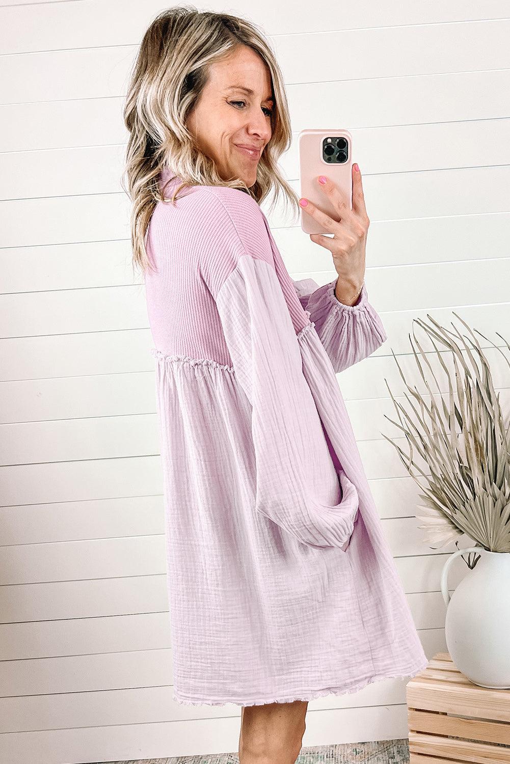 Vestido mini con cuello abotonado y hombros caídos
