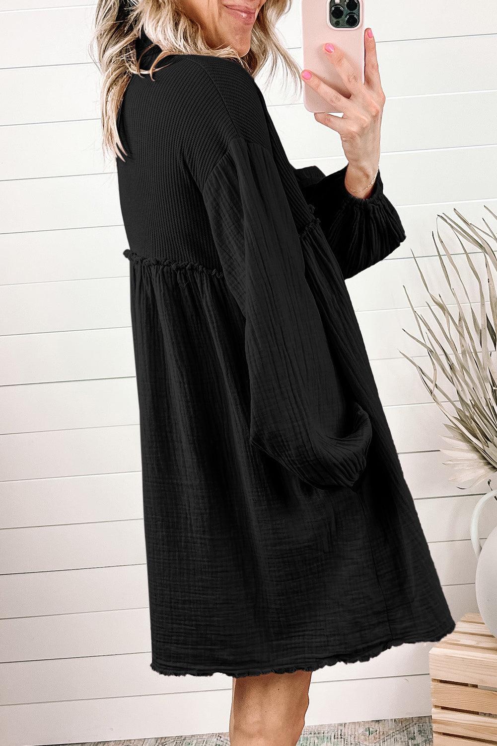 Vestido mini con cuello abotonado y hombros caídos