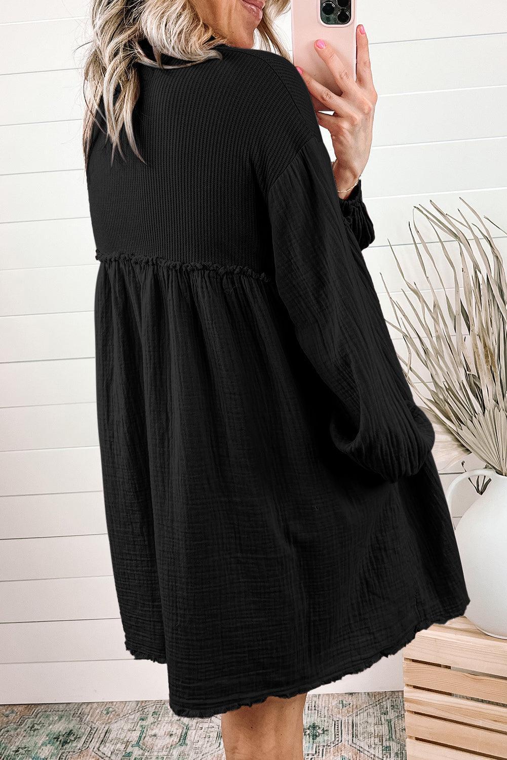 Vestido mini con cuello abotonado y hombros caídos