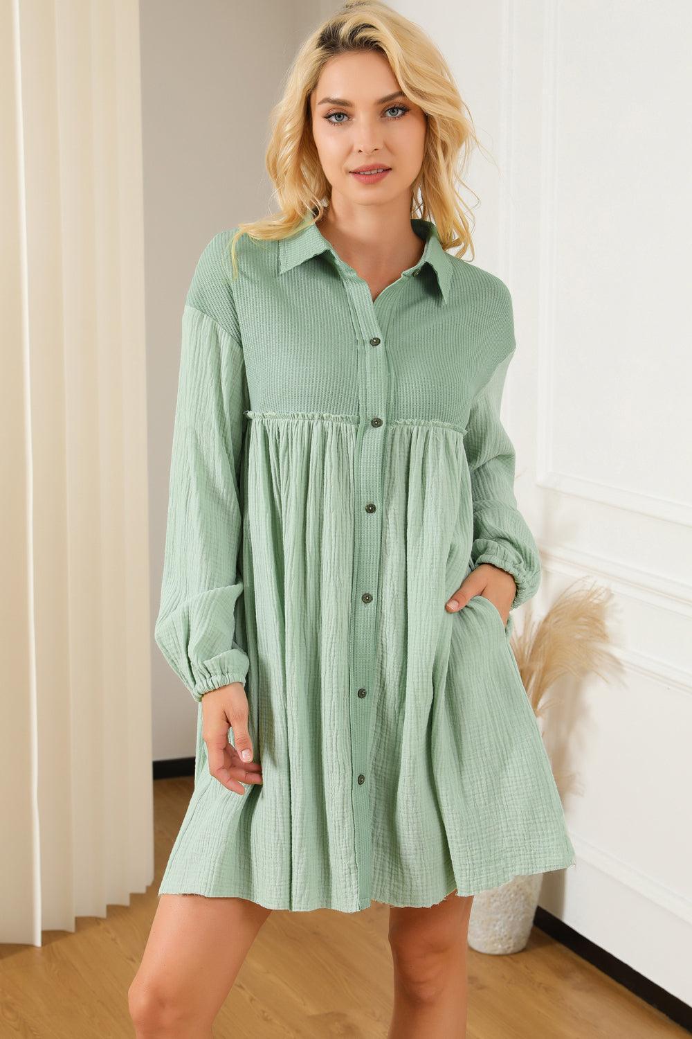 Vestido mini con cuello abotonado y hombros caídos