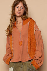 Sudadera térmica con capucha y costuras expuestas con media cremallera en contraste