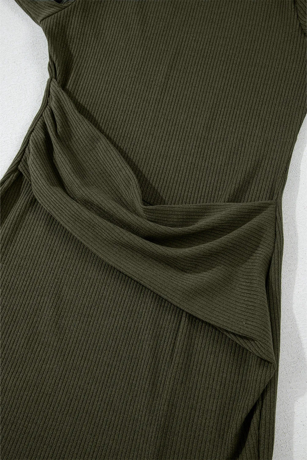 Vestido mini de manga larga con escote redondo y abertura