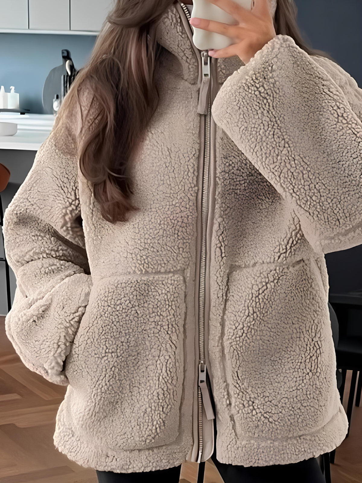 Plüschjacke mit Rollkragen und langen Ärmeln und Reißverschluss