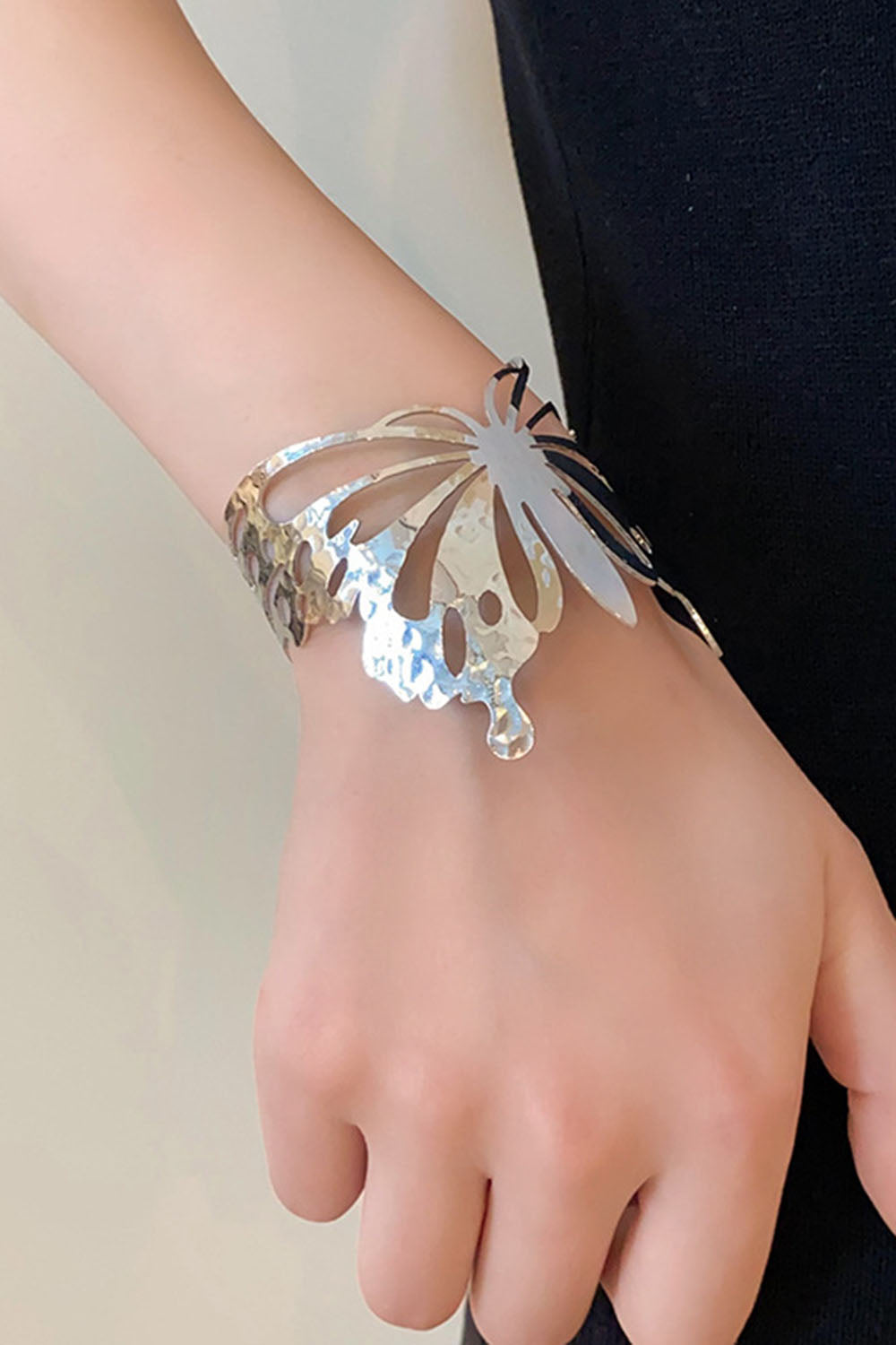 Hollow Out Flower Leaves Alloy Cuff Bracelet - Gold