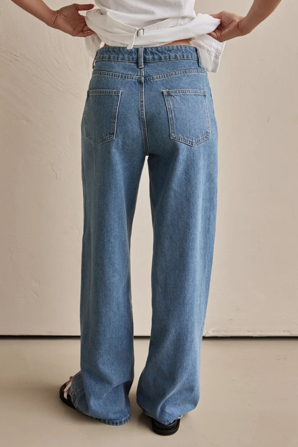 Kontrastierende Jeans mit geradem Bein und Taschen
