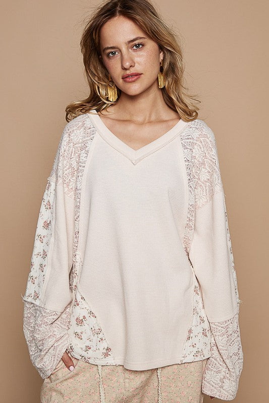 Blusa de punto con cuello redondo y encaje floral POL