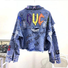 Jeansjacke mit Graffiti-Verzierung.