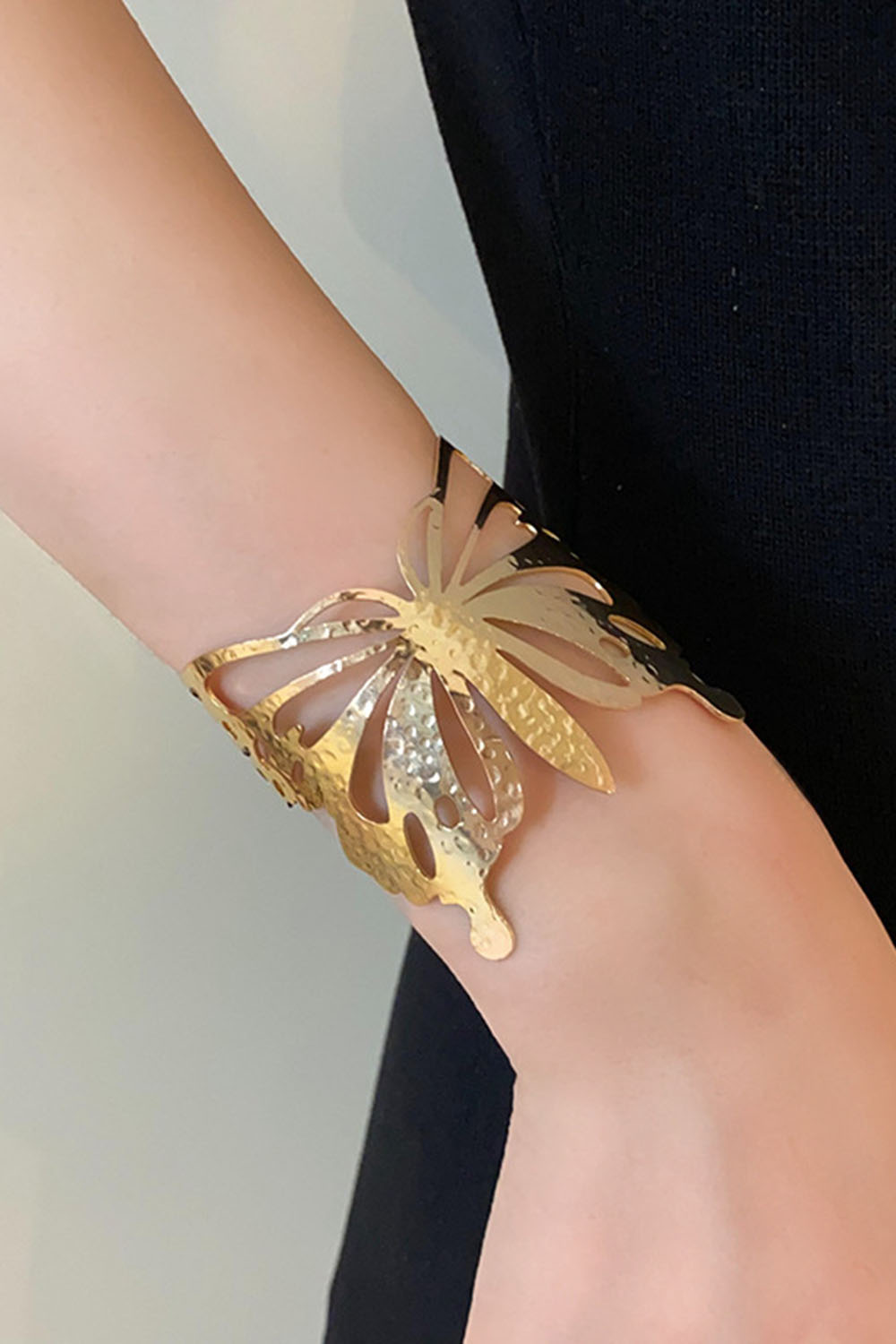 Hollow Out Flower Leaves Alloy Cuff Bracelet - Gold