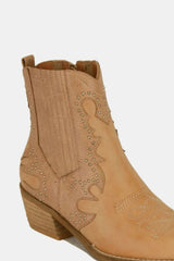 Botas de punta con detalle de tachuelas de Beast Fashion