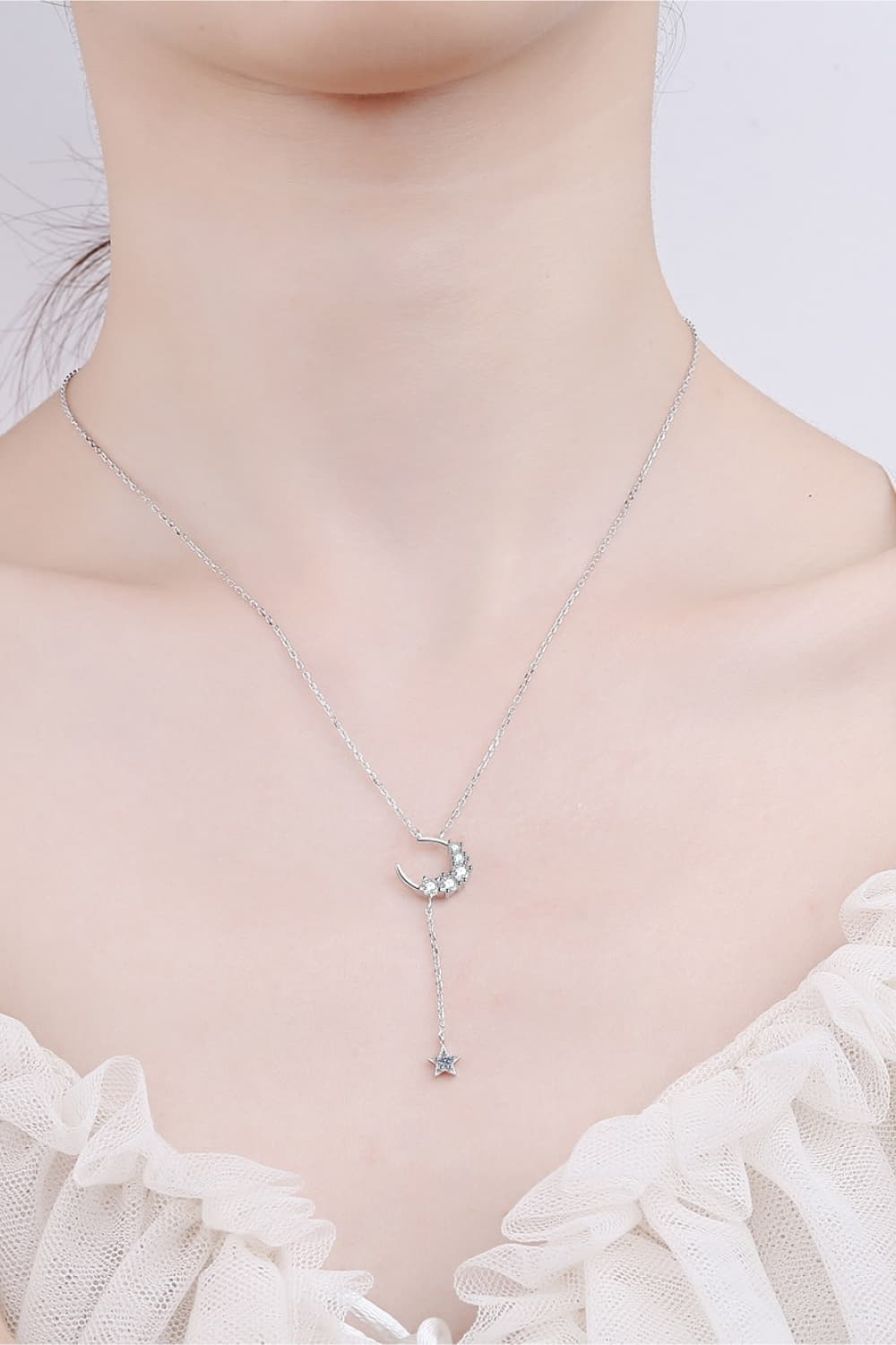 Collar de moissanita con estrella y luna