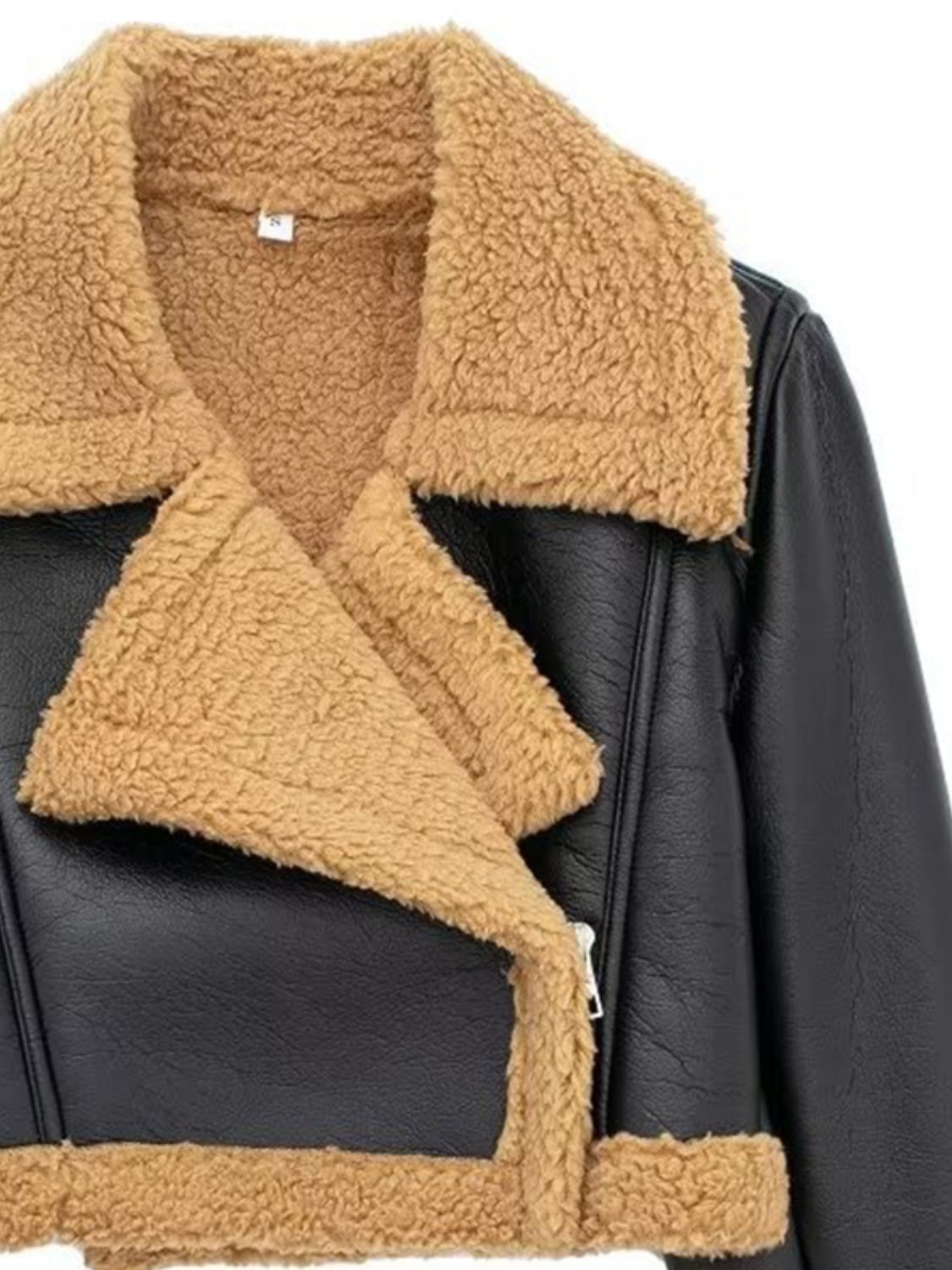 Kurze, weiche Jacke mit langen Ärmeln und Kragen