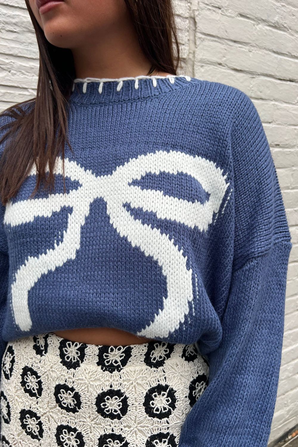 Suéter de manga larga con cuello redondo y estampado de lazo