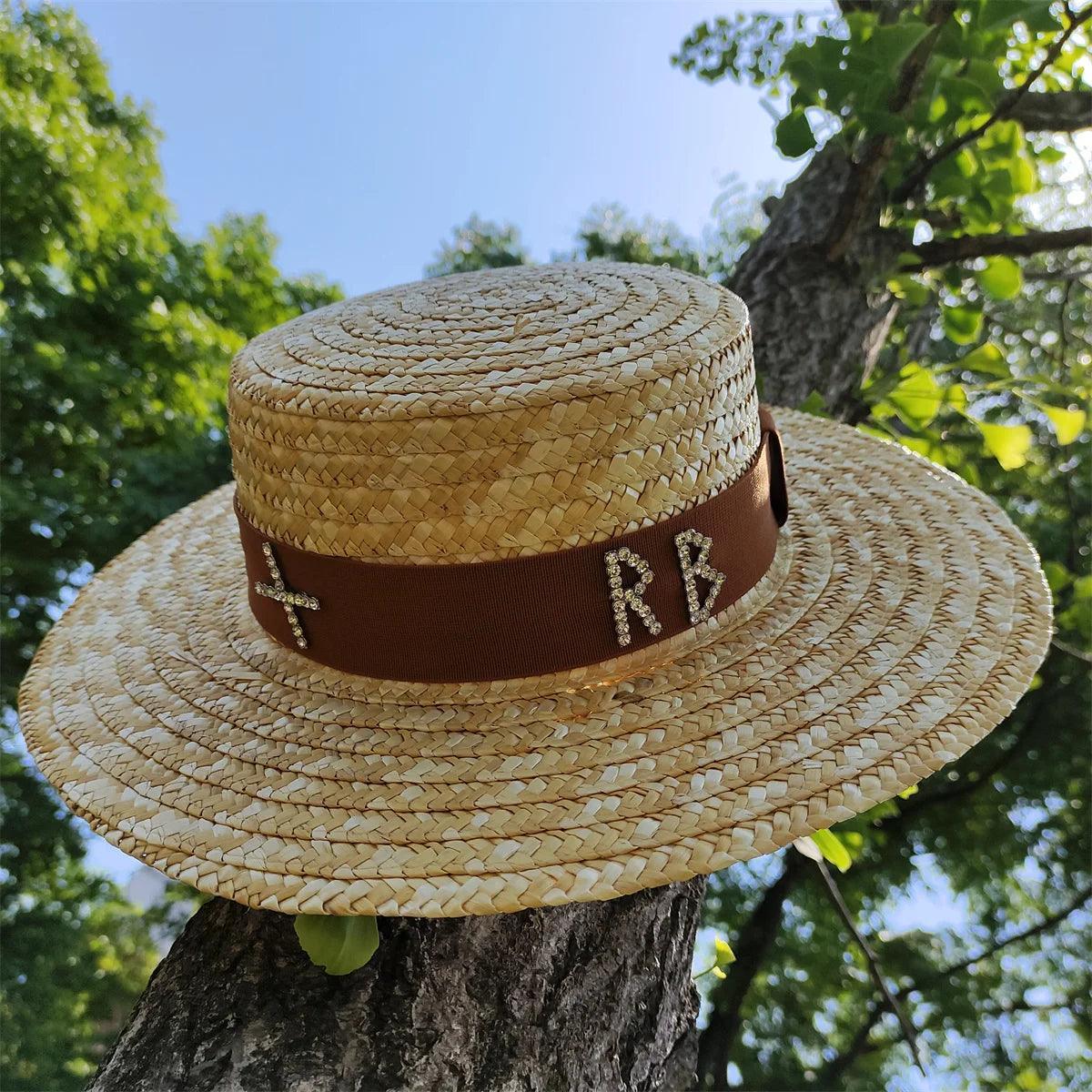 Sombrero de playa de paja con ala ancha y plana