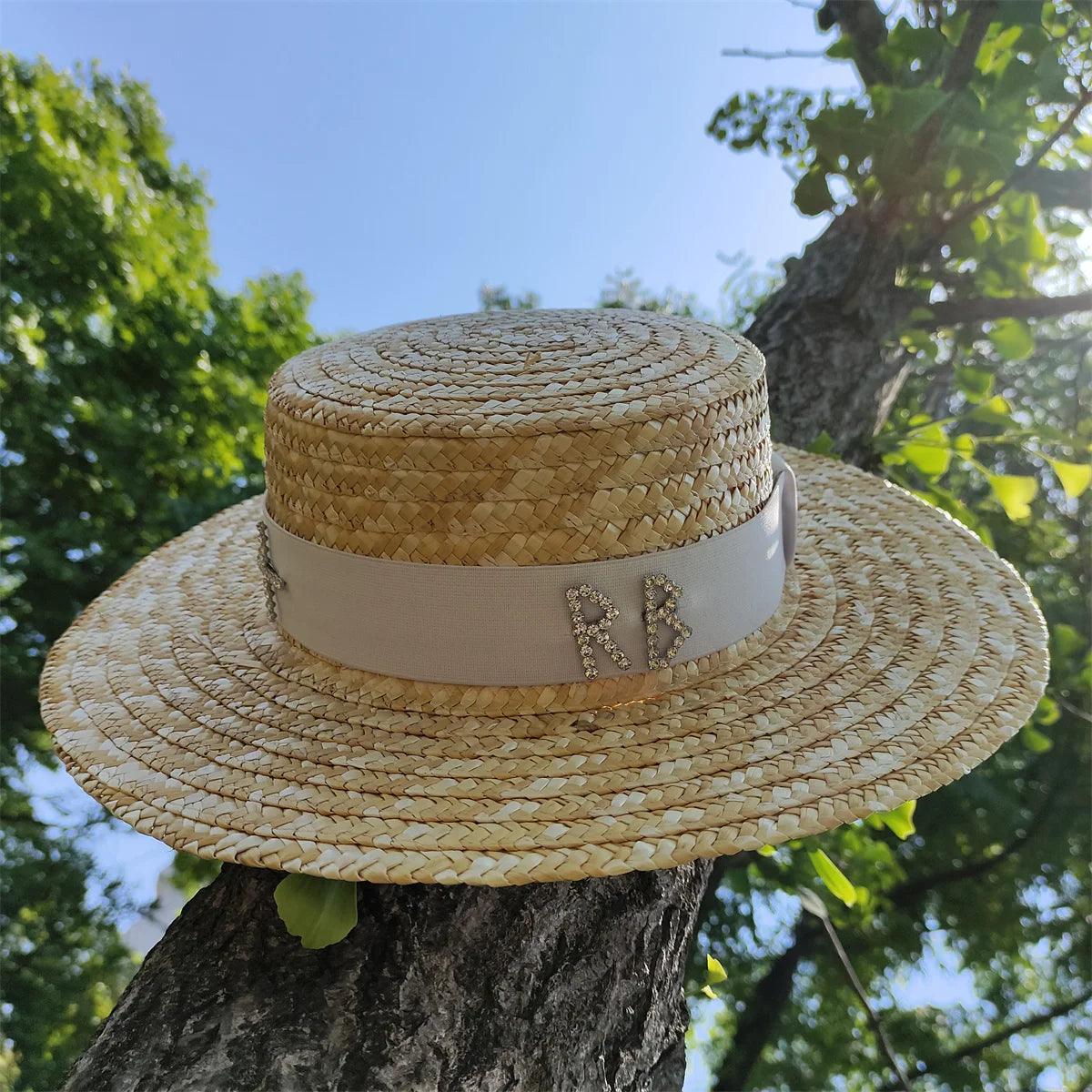 Sombrero de playa de paja con ala ancha y plana