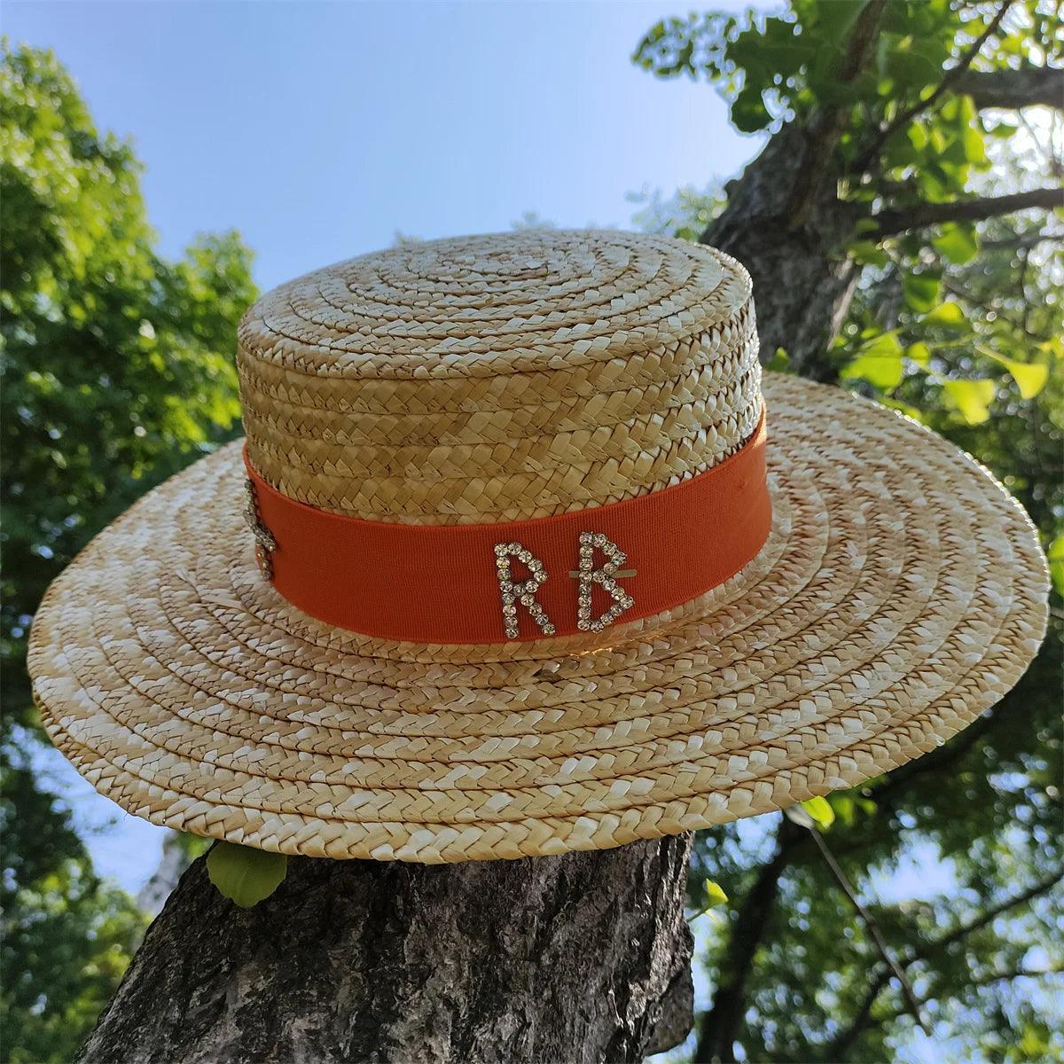 Sombrero de playa de paja con ala ancha y plana