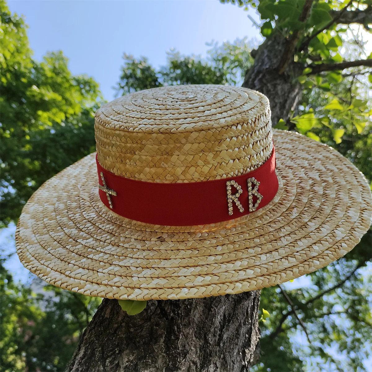 Sombrero de playa de paja con ala ancha y plana