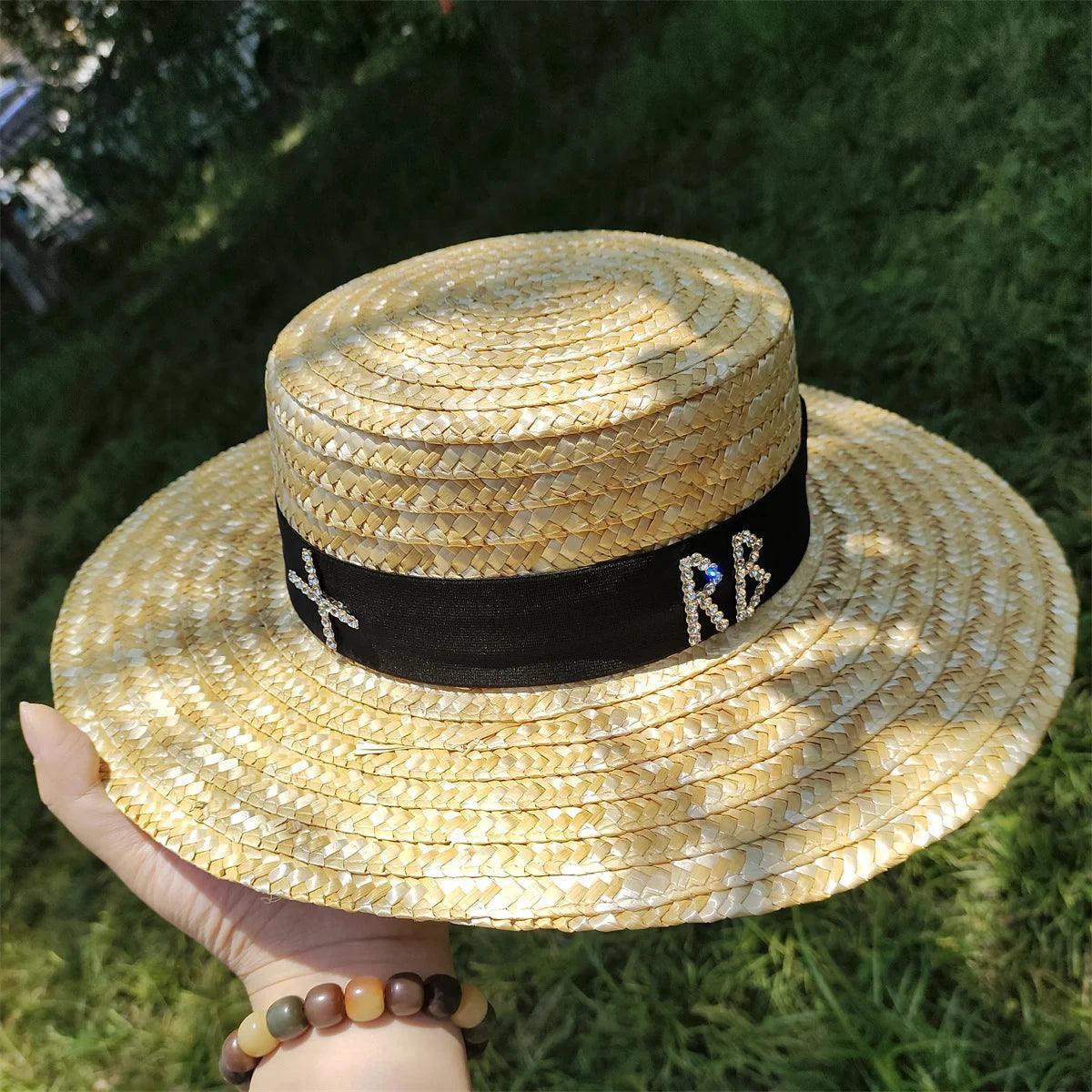 Sombrero de playa de paja con ala ancha y plana