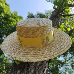 Sombrero de playa de paja con ala ancha y plana