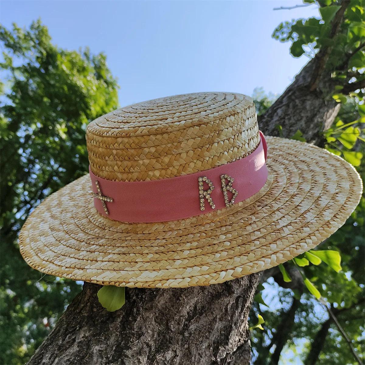 Sombrero de playa de paja con ala ancha y plana