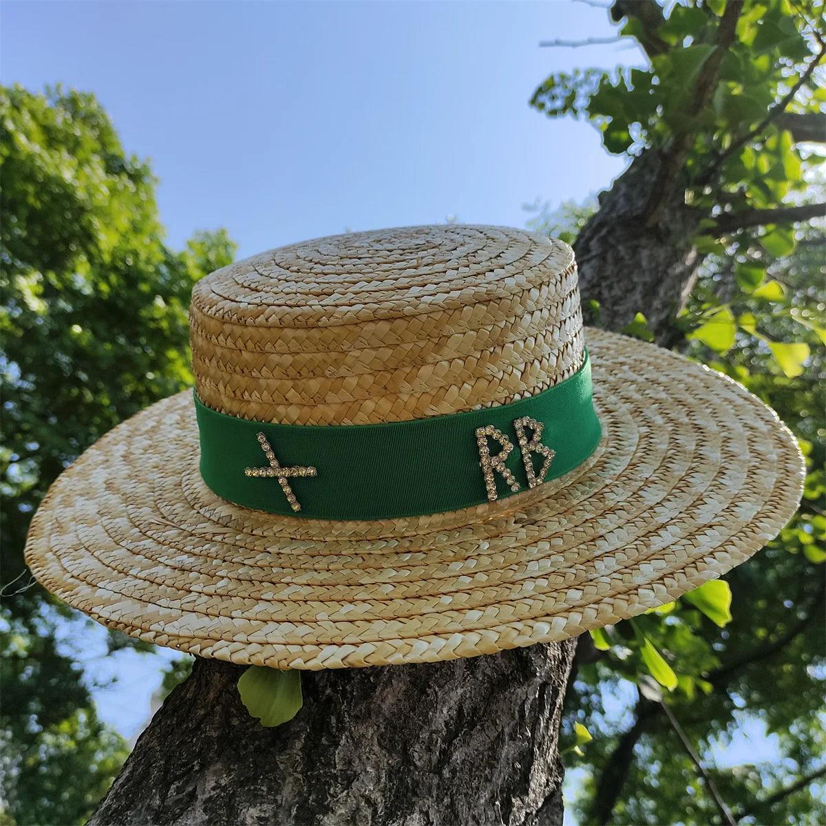 Sombrero de playa de paja con ala ancha y plana