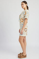 MINIROCK MIT HOHER TAILLE UND HÄKELN