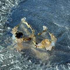 Pendientes de oro con piedras preciosas y aros de flores