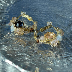 Pendientes de oro con piedras preciosas y aros de flores